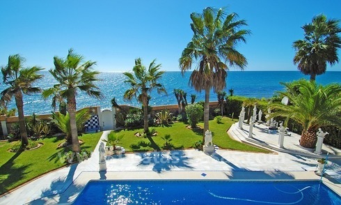 Villa en première ligne de plage à vendre avec deux maisons d' hôtes dans l' Est de Marbella 