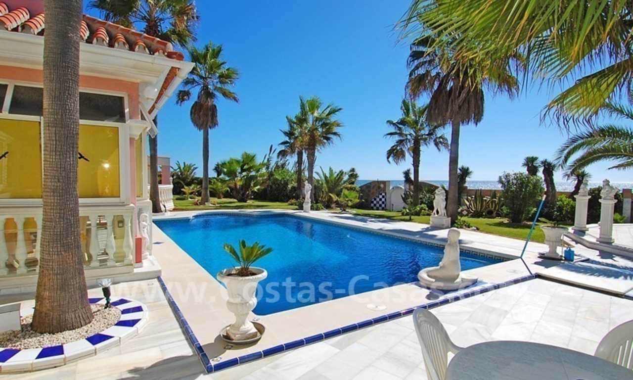 Villa en première ligne de plage à vendre avec deux maisons d' hôtes dans l' Est de Marbella 7