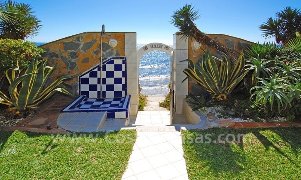 Villa en première ligne de plage à vendre avec deux maisons d' hôtes dans l' Est de Marbella 3