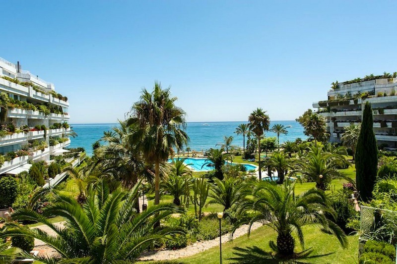Appartement à vendre en première ligne de plage sur la Mille d' Or à Marbella