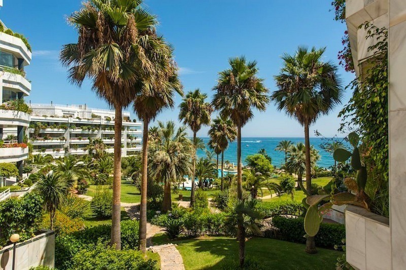 Appartement à vendre en première ligne de plage sur la Mille d' Or à Marbella