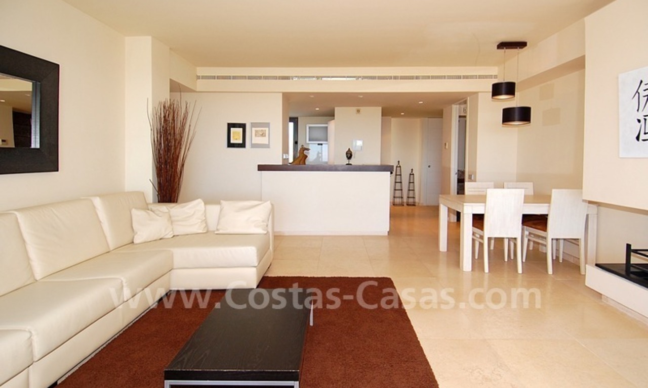 Appartement de golf de style moderne à vendre dans un complexe de golf de 5 étoiles dans la zone de Benahavis - Estepona - Marbella 2