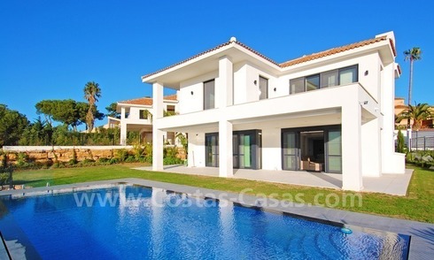 Villa moderne de luxe à vendre dans Marbella avec vue sur le golf et la mer 