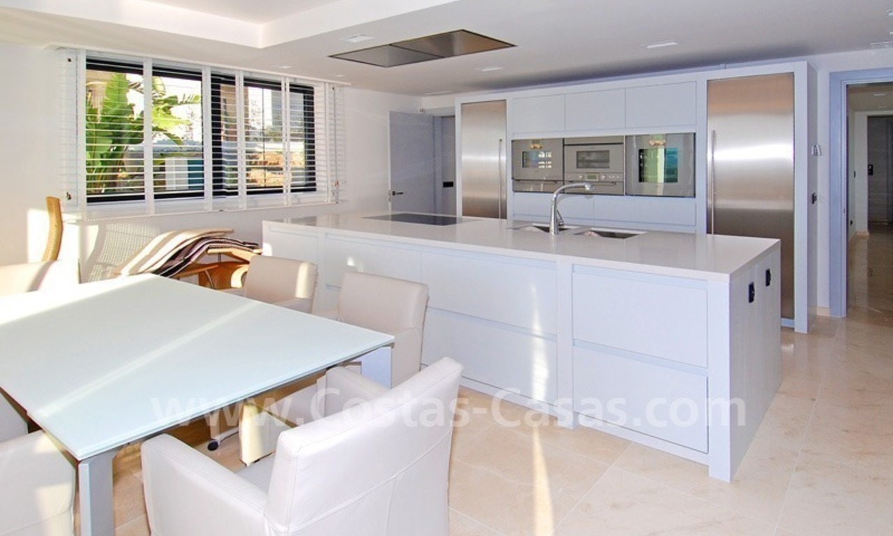 Villa moderne de luxe à vendre dans Marbella avec vue sur le golf et la mer 9