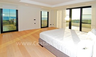 Villa moderne de luxe à vendre dans Marbella avec vue sur le golf et la mer 10