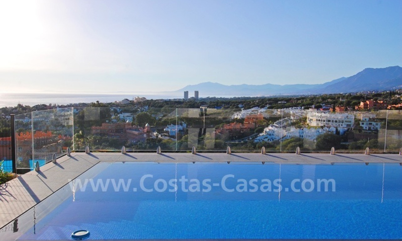 Villa moderne de luxe à vendre dans Marbella avec vue sur le golf et la mer 1