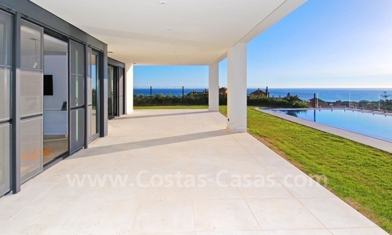 Villa moderne de luxe à vendre dans Marbella avec vue sur le golf et la mer 2