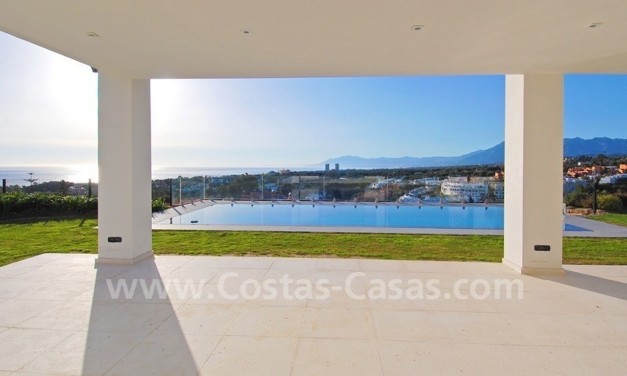 Villa moderne de luxe à vendre dans Marbella avec vue sur le golf et la mer 3