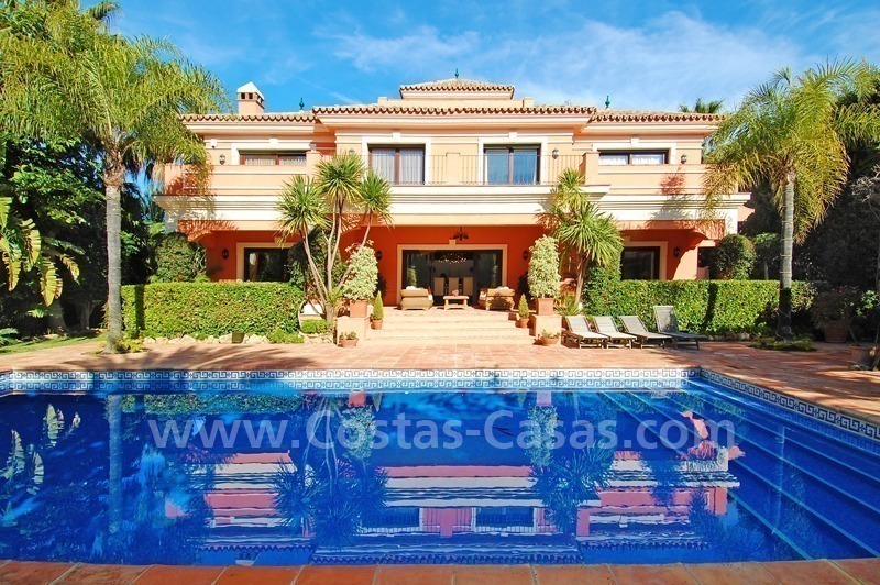 Villa andalouse de style classique à vendre sur la Mille d' Or à Marbella