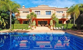 Villa andalouse de style classique à vendre sur la Mille d' Or à Marbella 0
