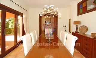Villa andalouse de style classique à vendre sur la Mille d' Or à Marbella 16