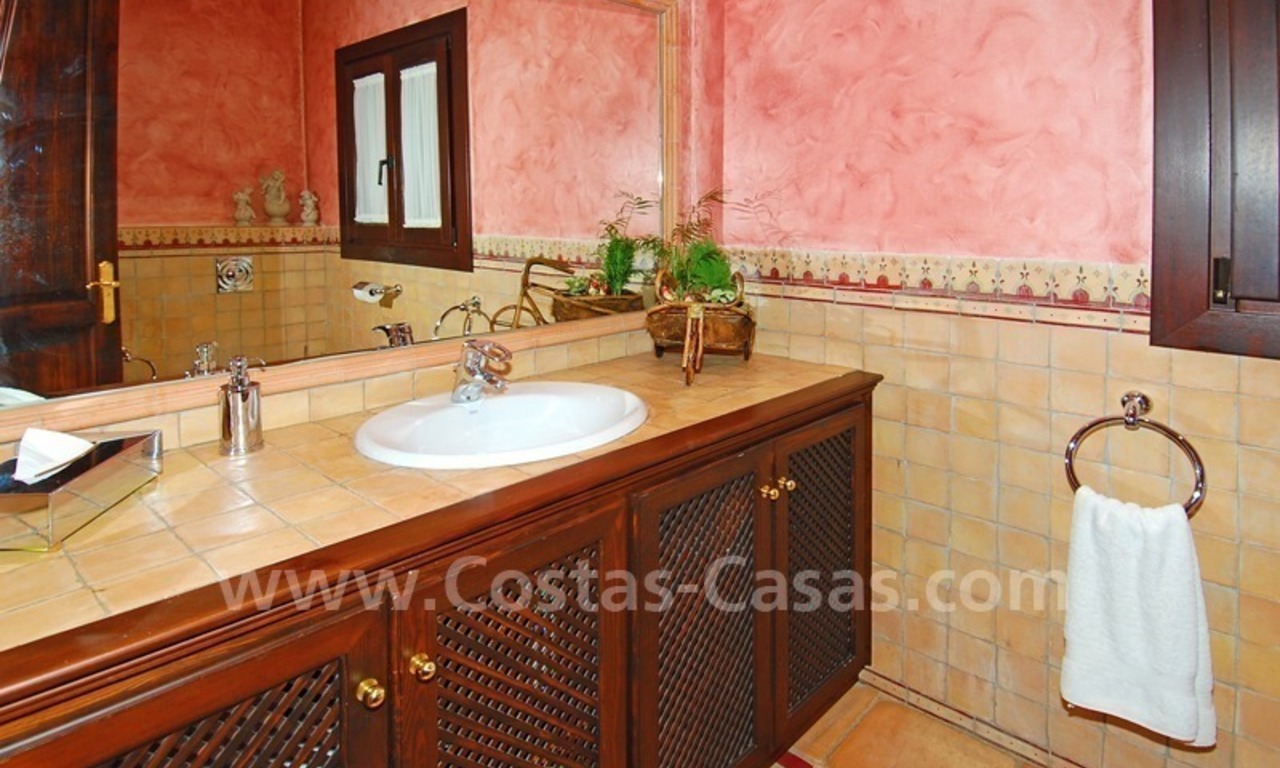Villa andalouse de style classique à vendre sur la Mille d' Or à Marbella 27