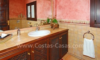Villa andalouse de style classique à vendre sur la Mille d' Or à Marbella 27