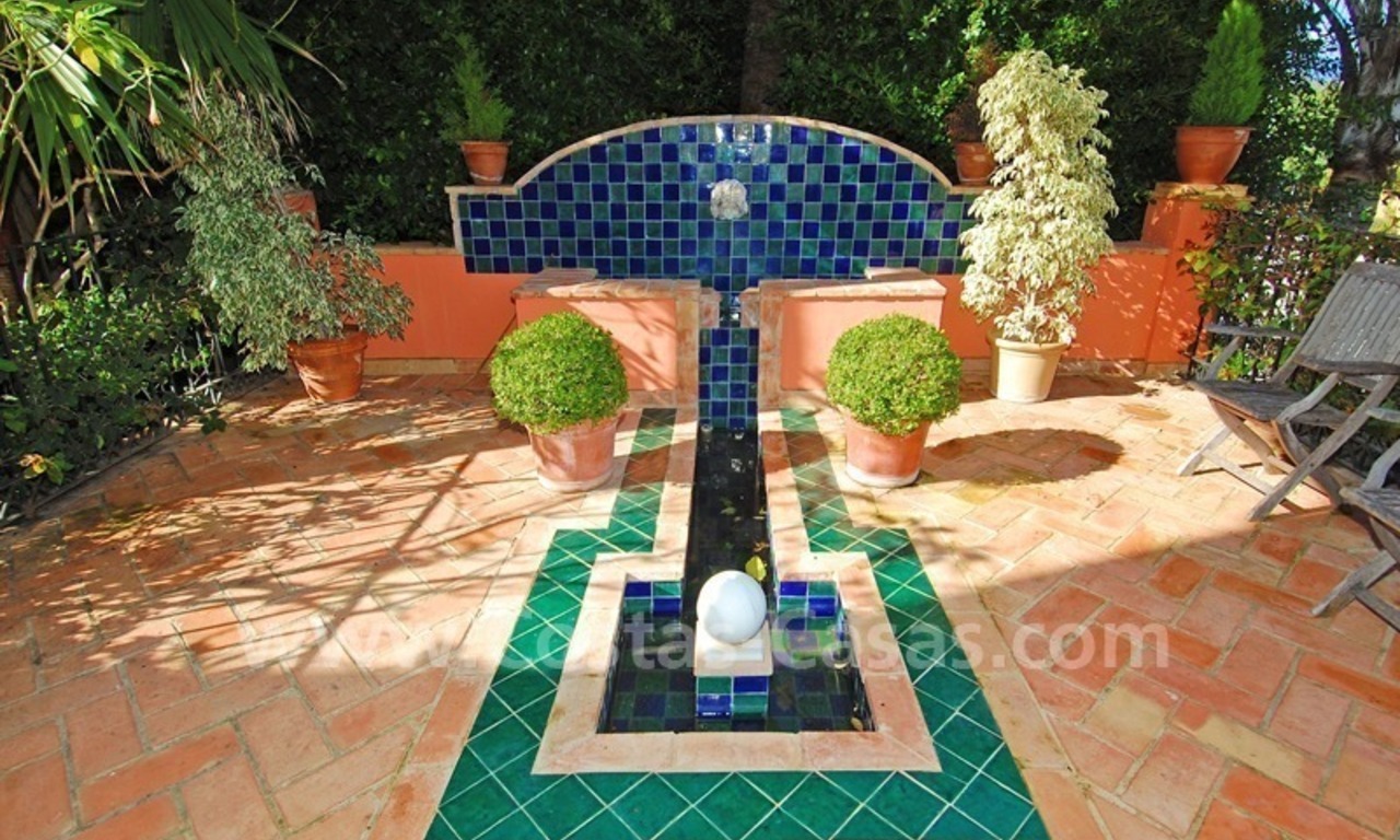 Villa andalouse de style classique à vendre sur la Mille d' Or à Marbella 2