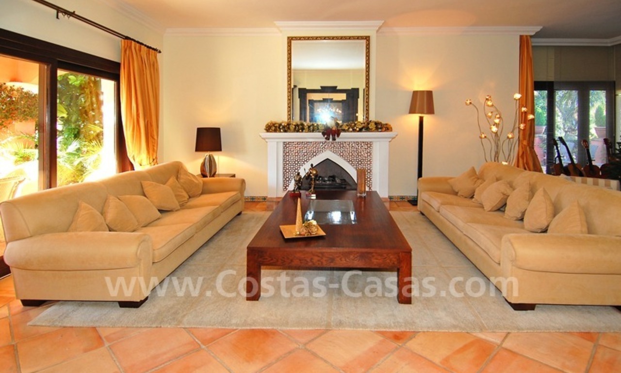 Villa andalouse de style classique à vendre sur la Mille d' Or à Marbella 14