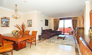 Appartement penthouse à vendre en seconde ligne de plage dans un complexe sur la nouvelle Mille d' Or, Marbella - Estepona 2