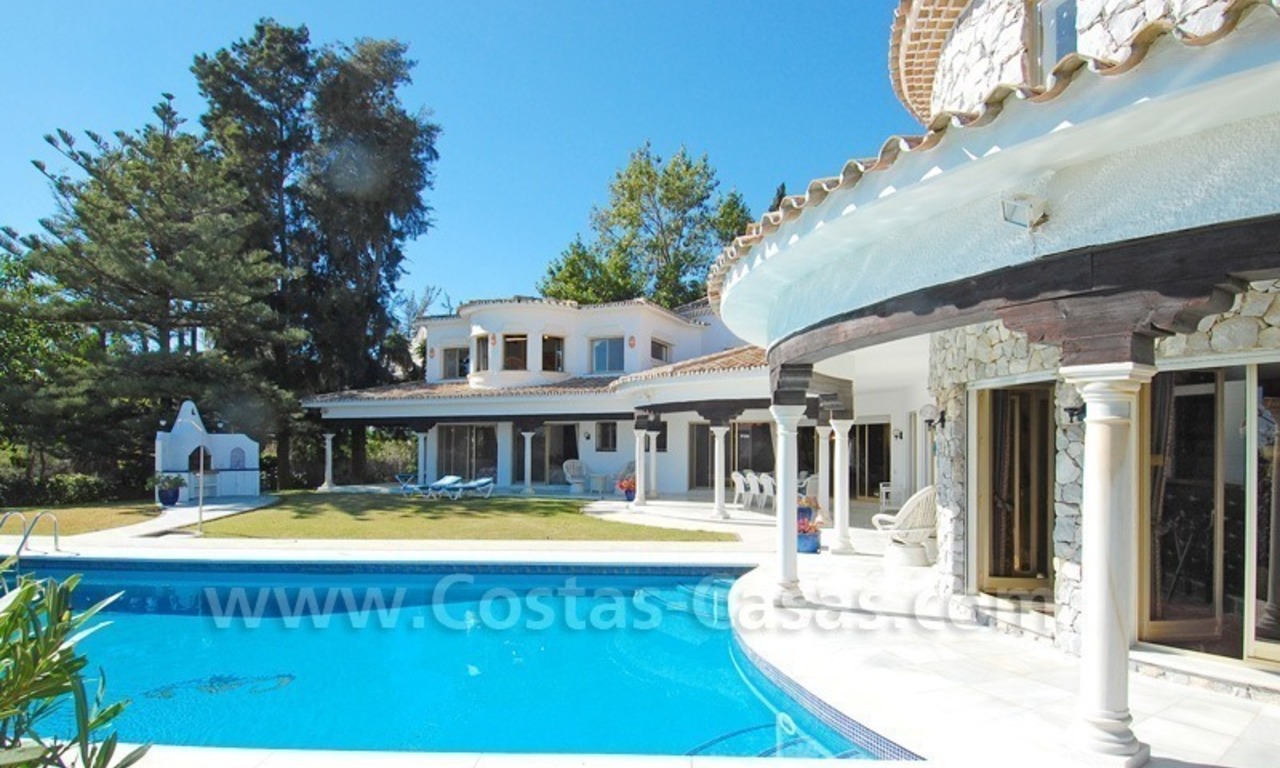 Villa en première ligne de golf de style andalou à vendre à Estepona - Marbella 2