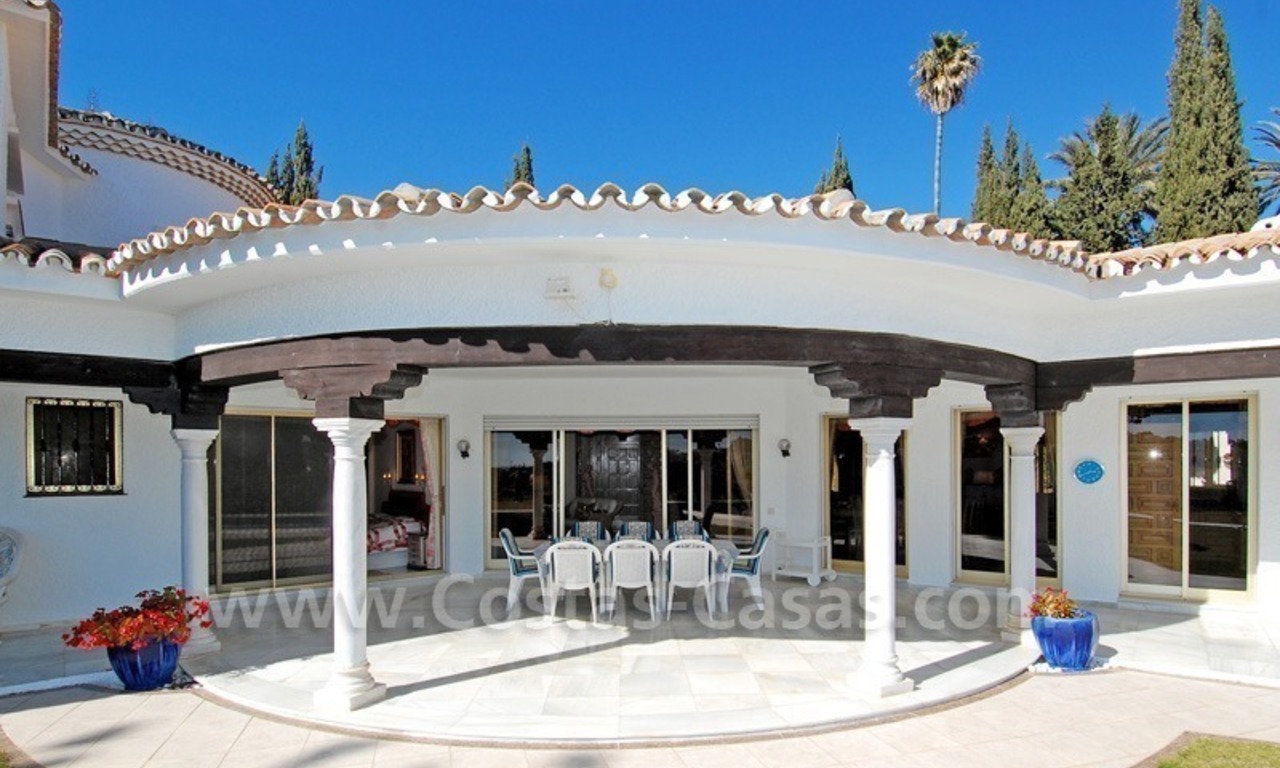 Villa en première ligne de golf de style andalou à vendre à Estepona - Marbella 3