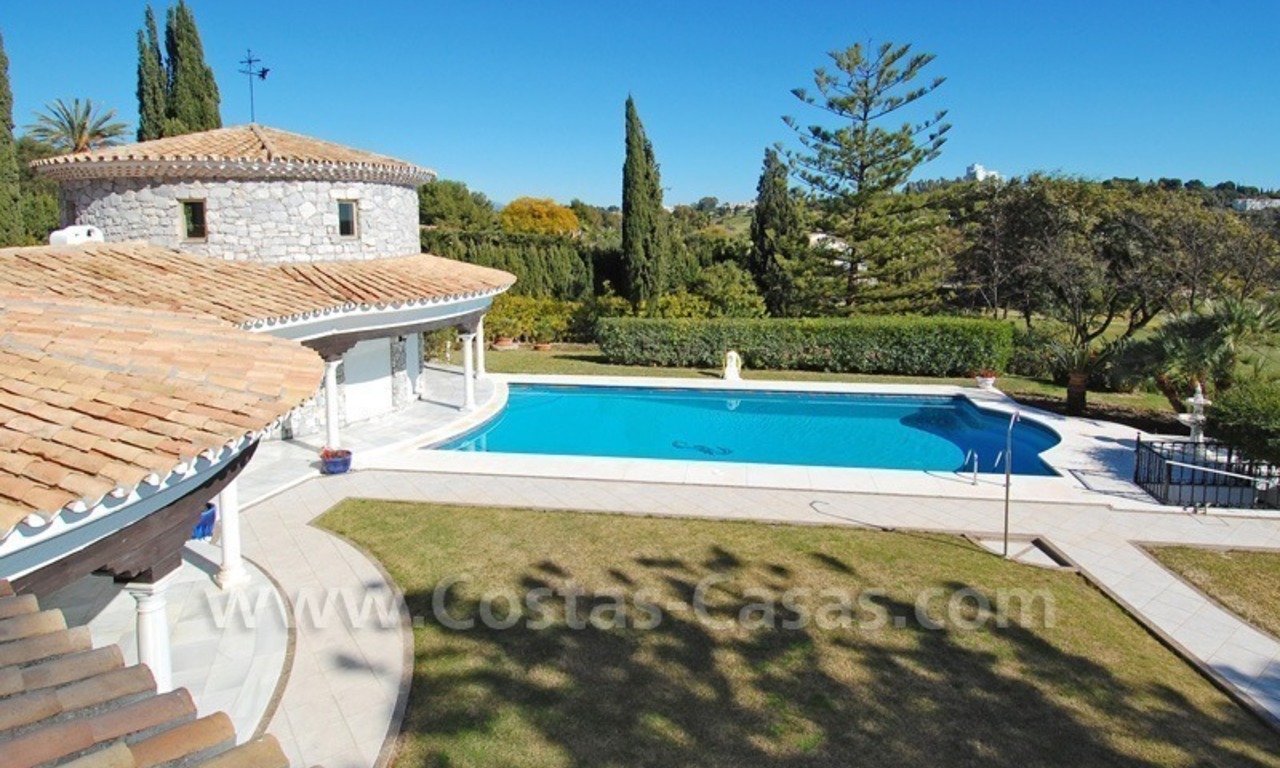 Villa en première ligne de golf de style andalou à vendre à Estepona - Marbella 24