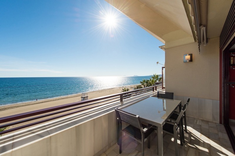 Appartements penthouses à vendre, en première ligne de plage à Estepona centre