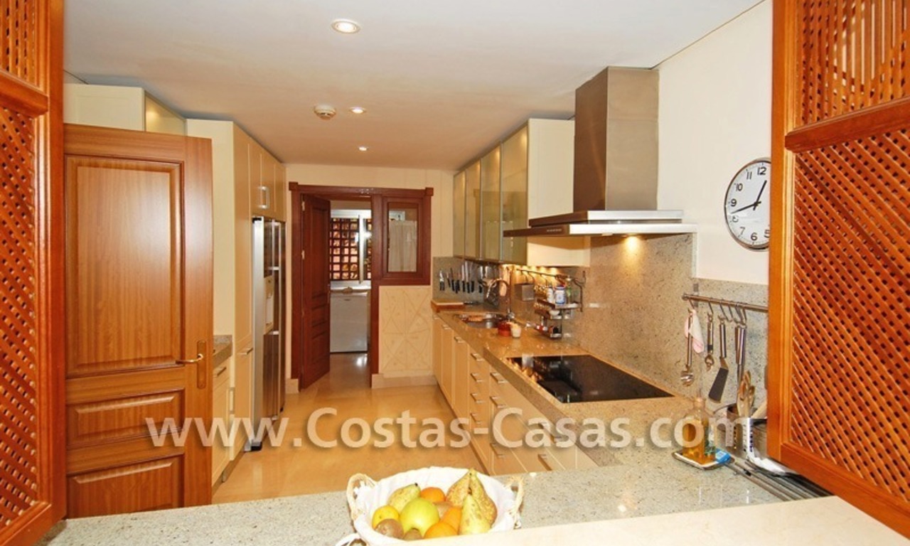 Appartement de luxe de style andalou en première ligne de plage à Marbella 11