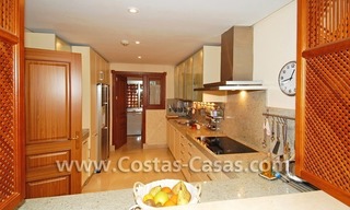 Appartement de luxe de style andalou en première ligne de plage à Marbella 11