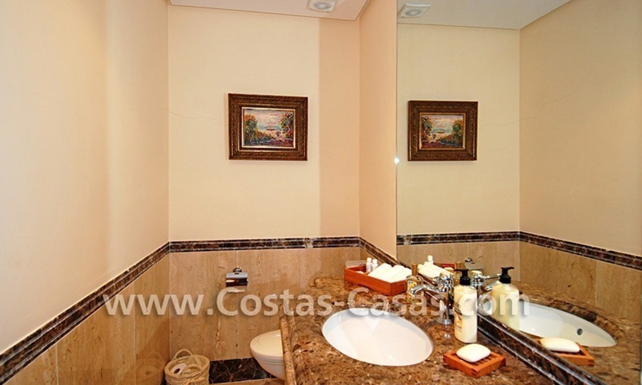 Appartement de luxe de style andalou en première ligne de plage à Marbella 20