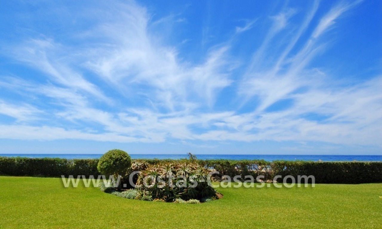 Appartement de luxe de style andalou en première ligne de plage à Marbella 23