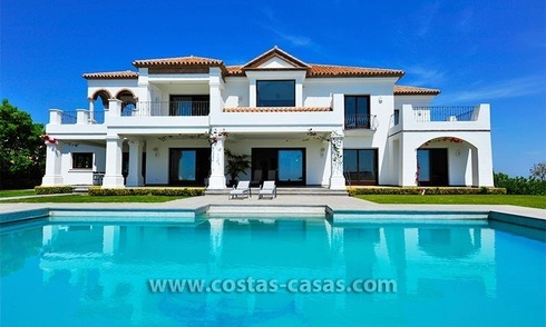 Villa contemporaine de luxe, de style andalou, à vendre dans un complexe de golf entre Marbella et Estepona 
