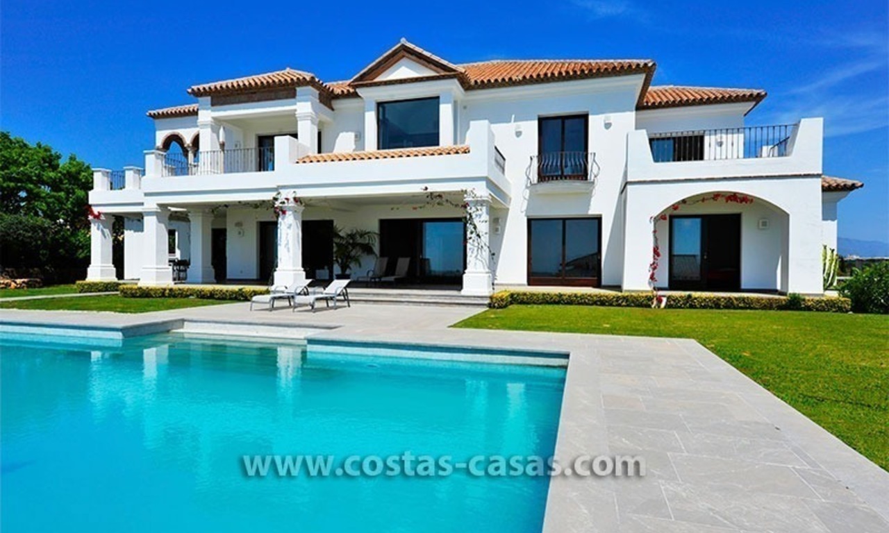 Villa contemporaine de luxe, de style andalou, à vendre dans un complexe de golf entre Marbella et Estepona 1