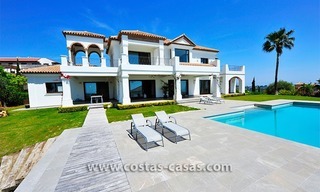 Villa contemporaine de luxe, de style andalou, à vendre dans un complexe de golf entre Marbella et Estepona 2