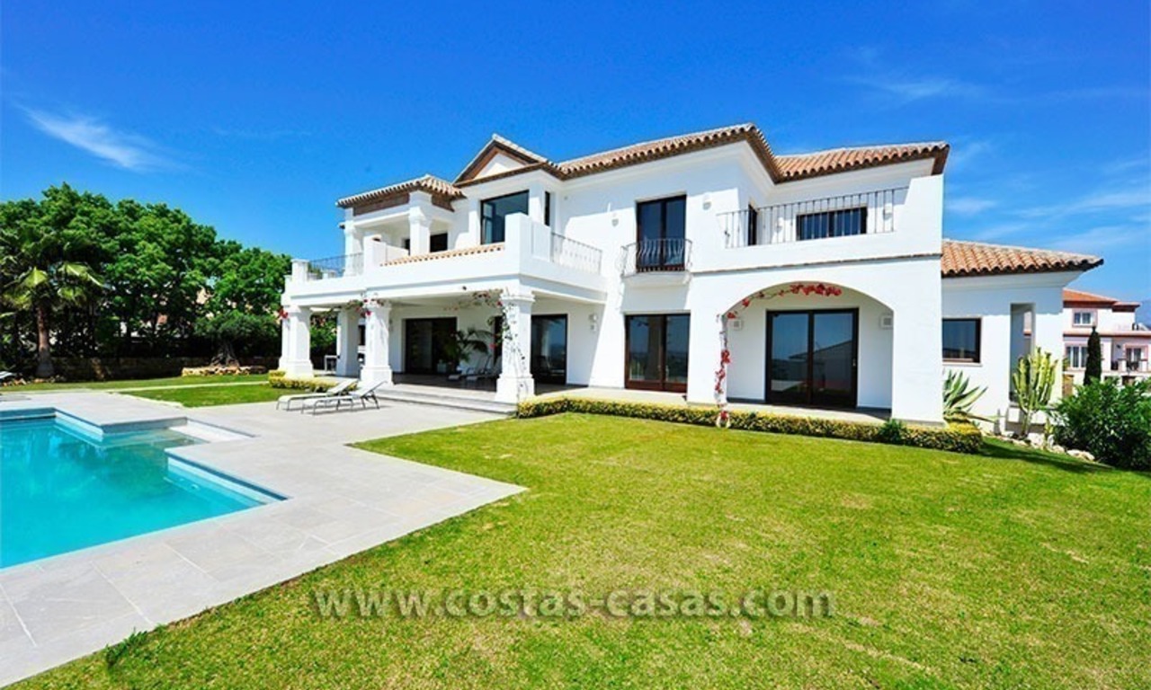 Villa contemporaine de luxe, de style andalou, à vendre dans un complexe de golf entre Marbella et Estepona 3