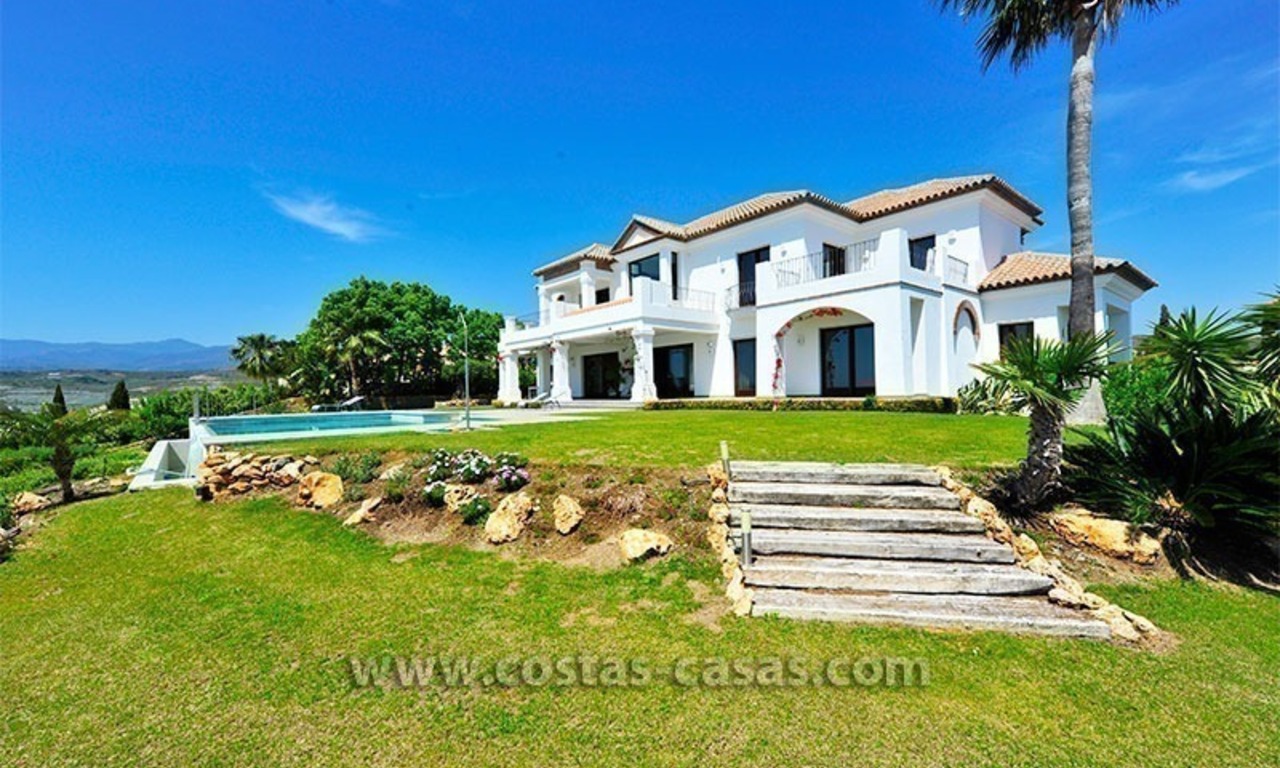 Villa contemporaine de luxe, de style andalou, à vendre dans un complexe de golf entre Marbella et Estepona 4