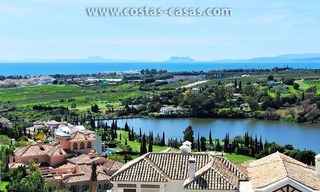 Villa contemporaine de luxe, de style andalou, à vendre dans un complexe de golf entre Marbella et Estepona 6