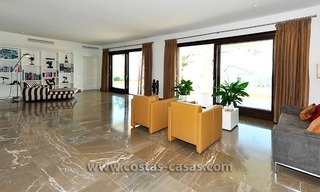 Villa contemporaine de luxe, de style andalou, à vendre dans un complexe de golf entre Marbella et Estepona 10
