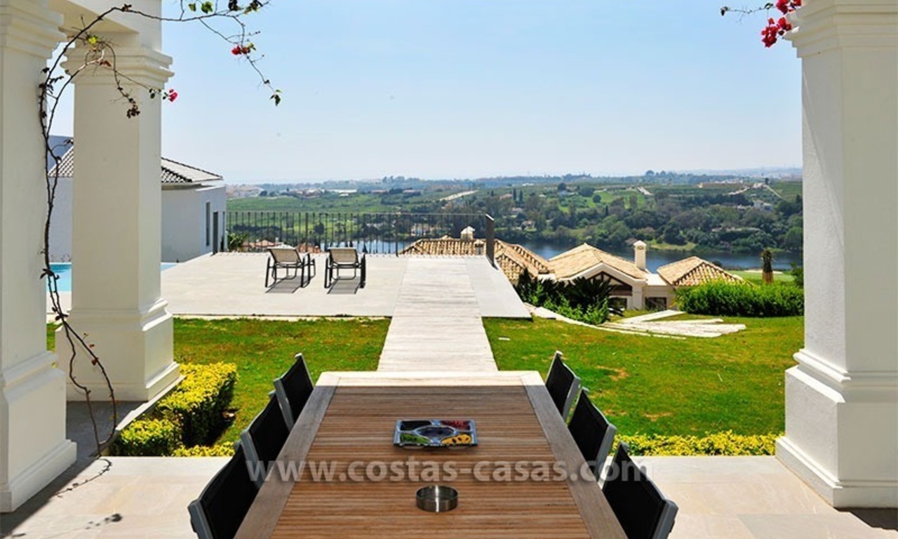 Villa contemporaine de luxe, de style andalou, à vendre dans un complexe de golf entre Marbella et Estepona 16