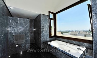 Villa contemporaine de luxe, de style andalou, à vendre dans un complexe de golf entre Marbella et Estepona 19