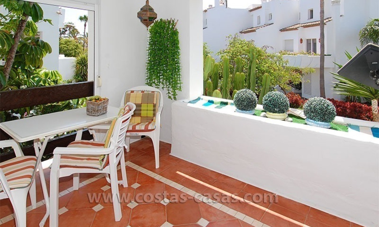 Appartement prêt de la mer en vente dans un complexe en première ligne de plage, Nueva Milla de Oro, Marbella - Estepona 1