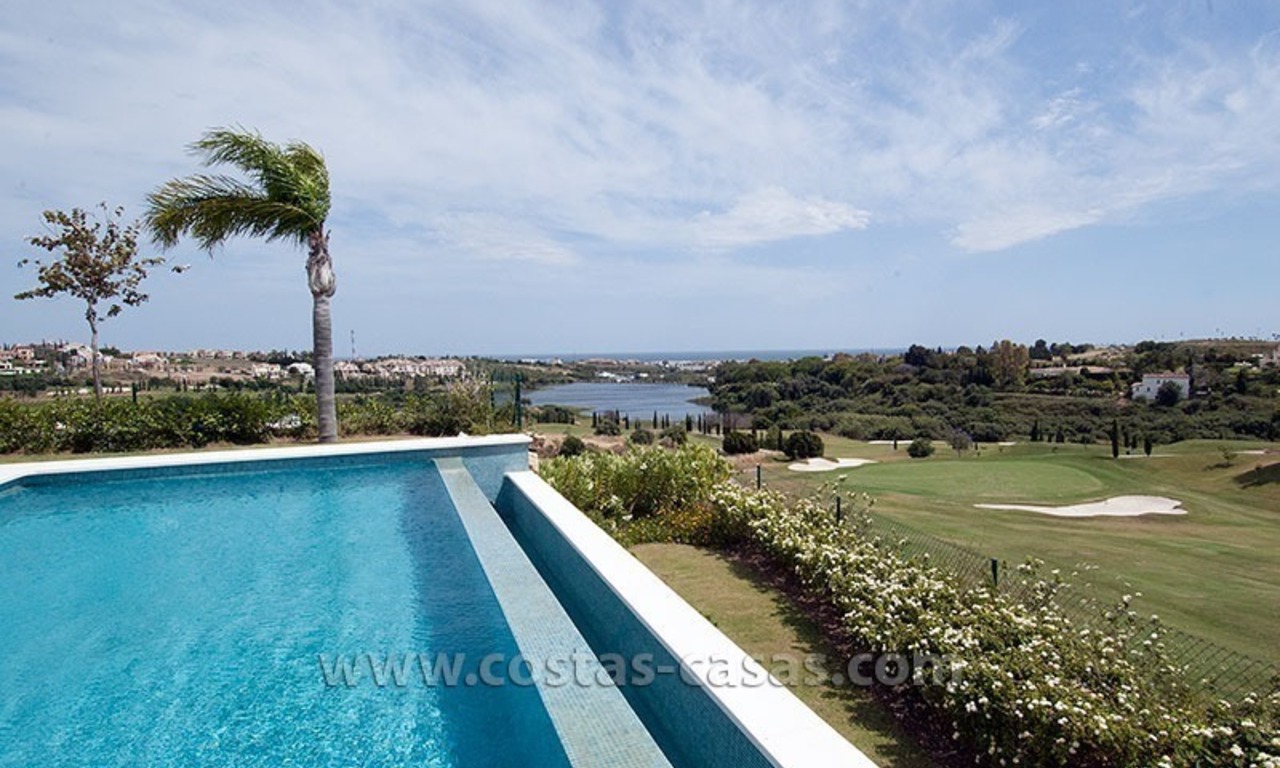 Villa moderne de style andalou à vendre, dans un complexe de golf sur la nouvelle Mille d' Or entre Puerto Banús - Marbella, Benahavis - Estepona 4