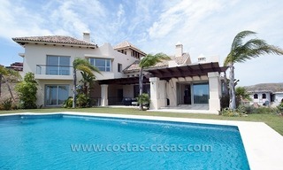 Villa moderne de style andalou à vendre, dans un complexe de golf sur la nouvelle Mille d' Or entre Puerto Banús - Marbella, Benahavis - Estepona 1