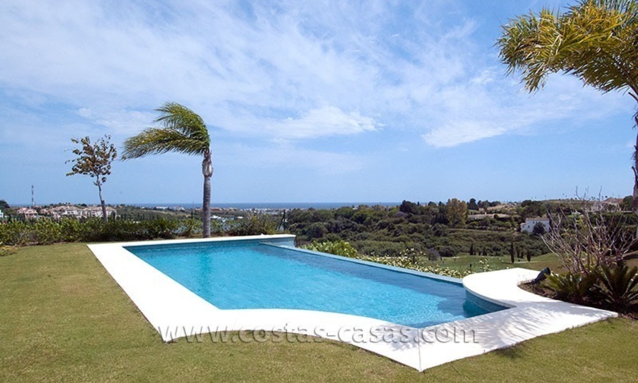 Villa moderne de style andalou à vendre, dans un complexe de golf sur la nouvelle Mille d' Or entre Puerto Banús - Marbella, Benahavis - Estepona 2