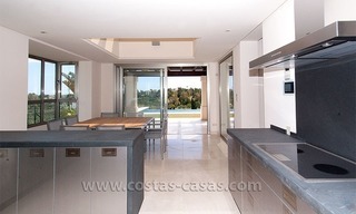 Villa moderne de style andalou à vendre, dans un complexe de golf sur la nouvelle Mille d' Or entre Puerto Banús - Marbella, Benahavis - Estepona 15