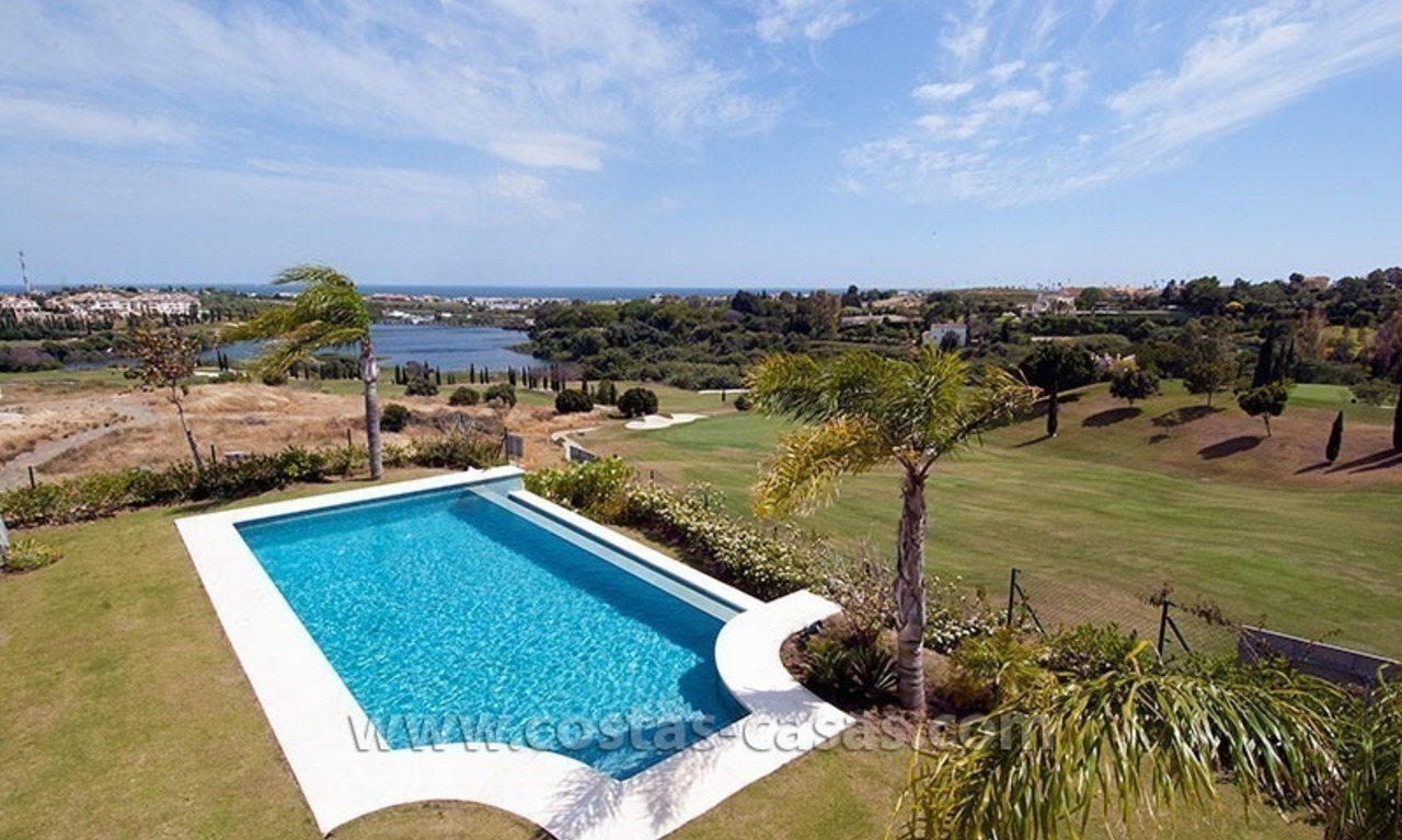 Villa moderne de style andalou à vendre, dans un complexe de golf sur la nouvelle Mille d' Or entre Puerto Banús - Marbella, Benahavis - Estepona 29