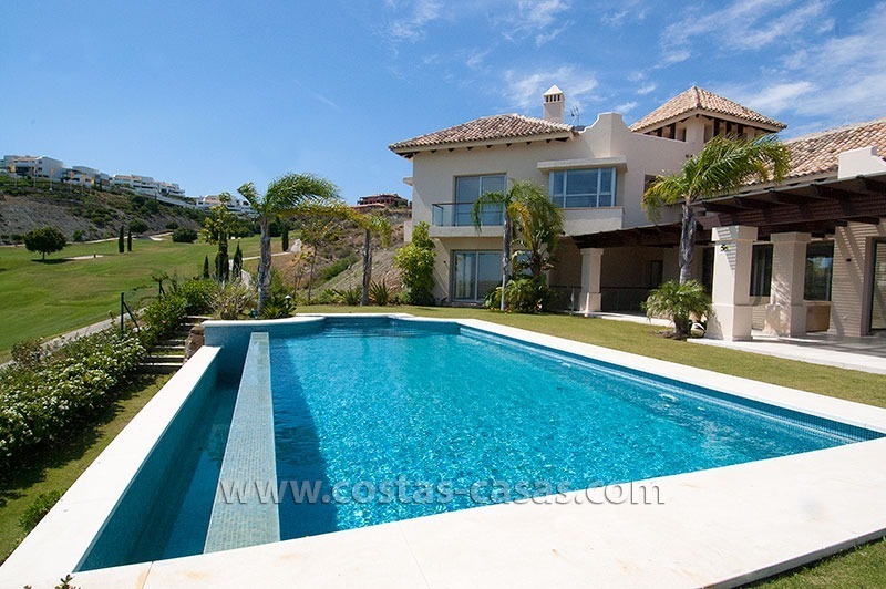 Villa moderne de style andalou à vendre, dans un complexe de golf sur la nouvelle Mille d' Or entre Puerto Banús - Marbella, Benahavis - Estepona