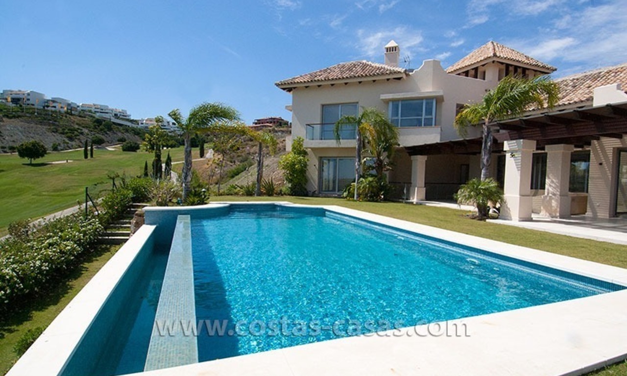 Villa moderne de style andalou à vendre, dans un complexe de golf sur la nouvelle Mille d' Or entre Puerto Banús - Marbella, Benahavis - Estepona 0