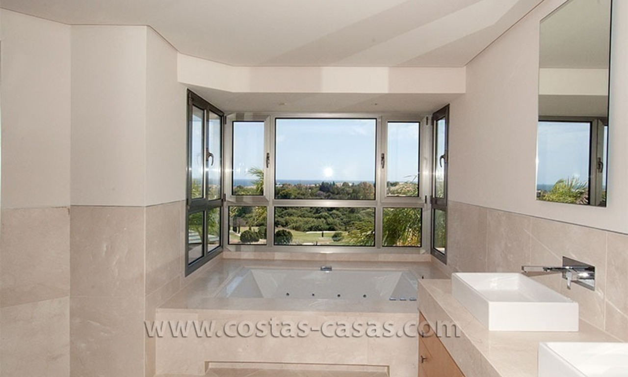 Villa moderne de style andalou à vendre, dans un complexe de golf sur la nouvelle Mille d' Or entre Puerto Banús - Marbella, Benahavis - Estepona 31