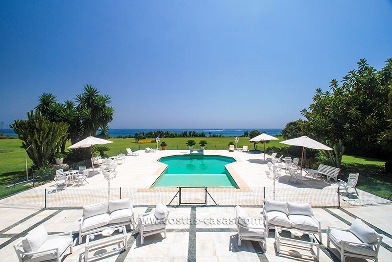 Villa en première ligne de plage à vendre à Marbella