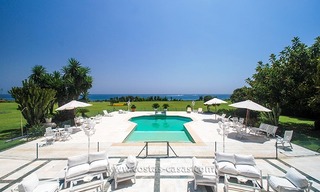 Villa en première ligne de plage à vendre à Marbella 0