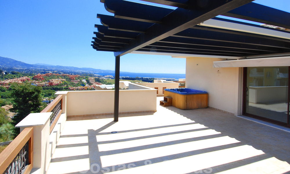 Appartements de luxe à vendre à Nueva Andalucia, Marbella à distance de marche des commodités et de Puerto Banus 30600