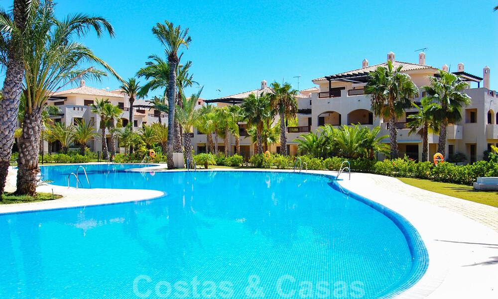 Appartements de luxe à vendre à Nueva Andalucia, Marbella à distance de marche des commodités et de Puerto Banus 30601